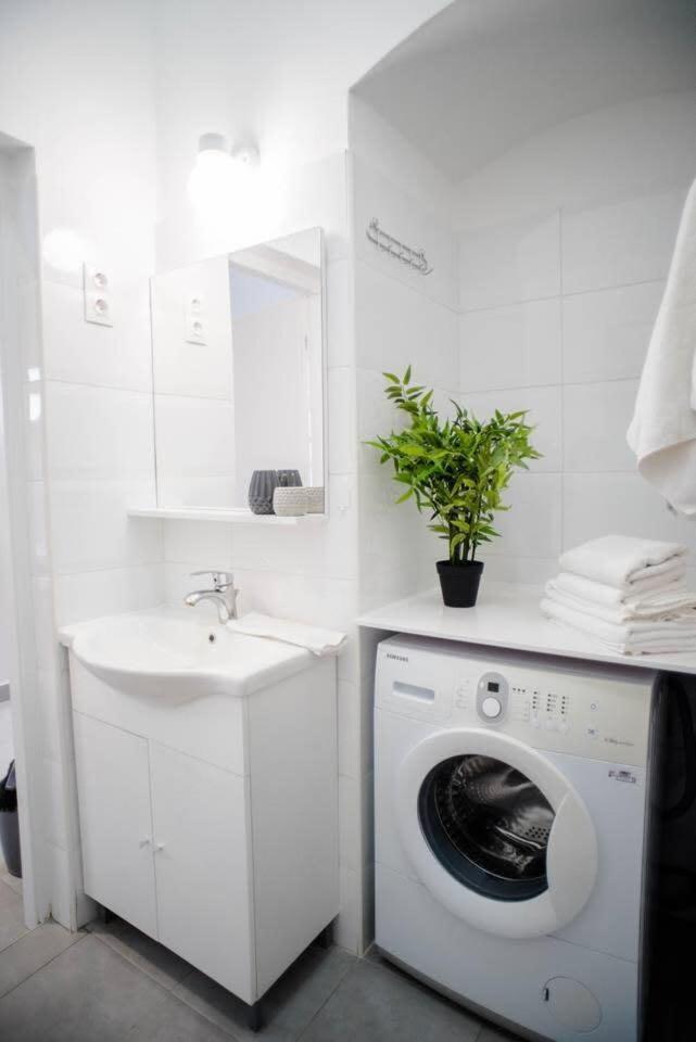 5 Bedrooms With Ac In Center