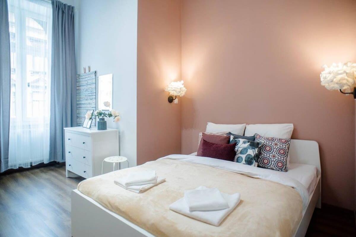 5 Bedrooms With Ac In Center Apartment *