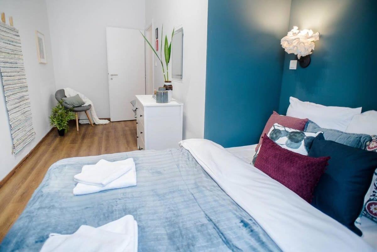 5 Bedrooms With Ac In Center *
