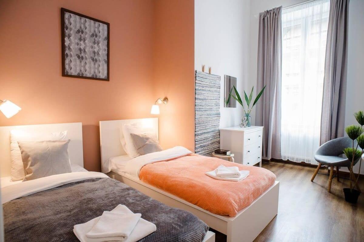 5 Bedrooms With Ac In Center Budapest