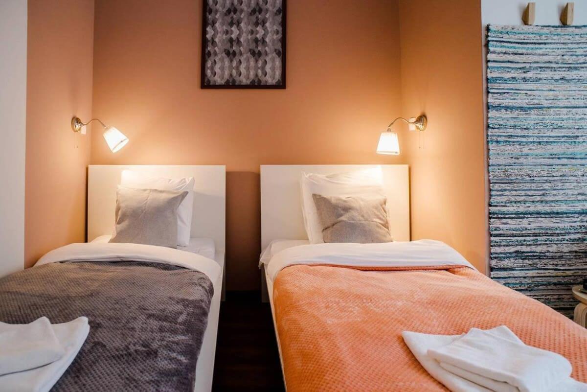 5 Bedrooms With Ac In Center Apartment *