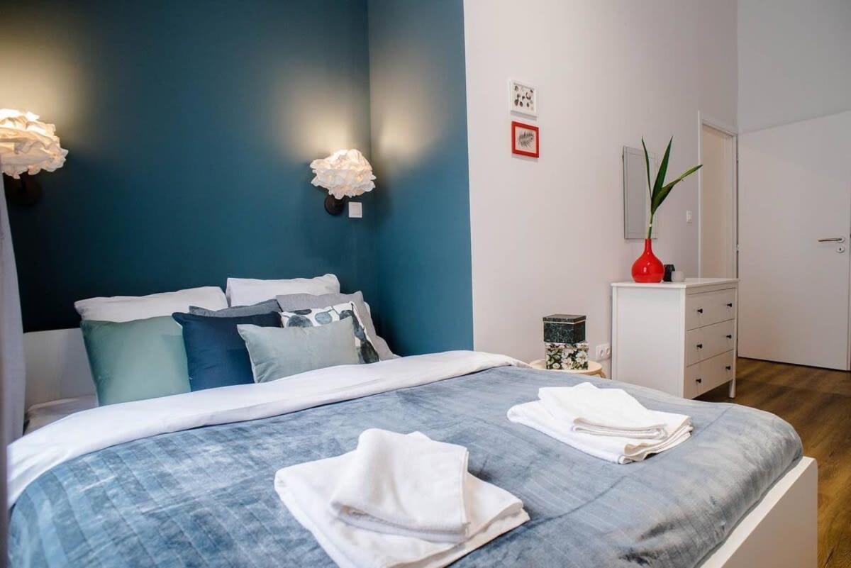 5 Bedrooms With Ac In Center *