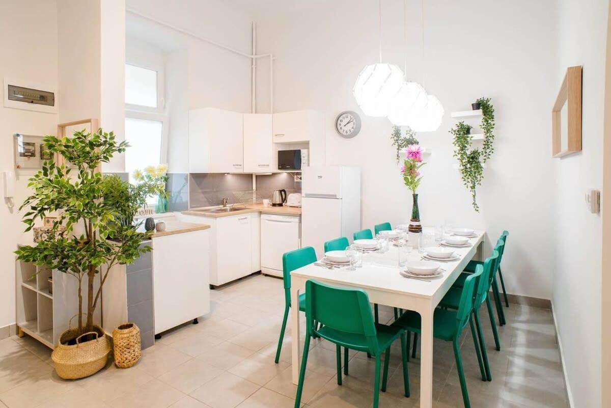 5 Bedrooms With Ac In Center * Budapest